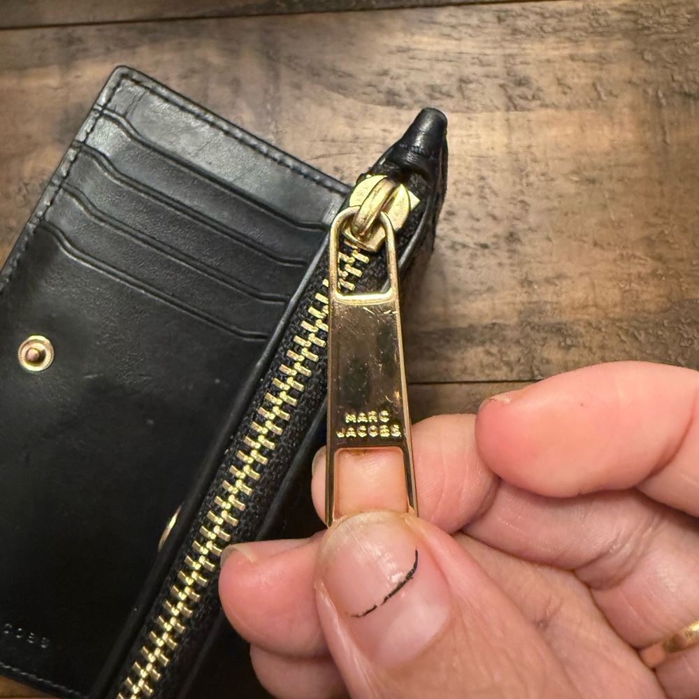 (USED-LIKE NEW) Marc Jacobs Black Leather Wallet, bought in 2025 - Picture 6 of 8